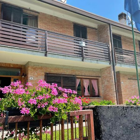 Casa A Schiera Fronte Lago Con Giardino Barcis Exteriér fotografie