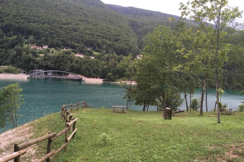 Casa A Schiera Fronte Lago Con Giardino Barcis Exteriér fotografie