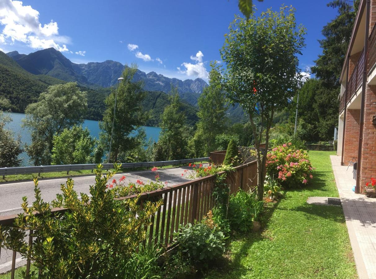 Casa A Schiera Fronte Lago Con Giardino Barcis Exteriér fotografie